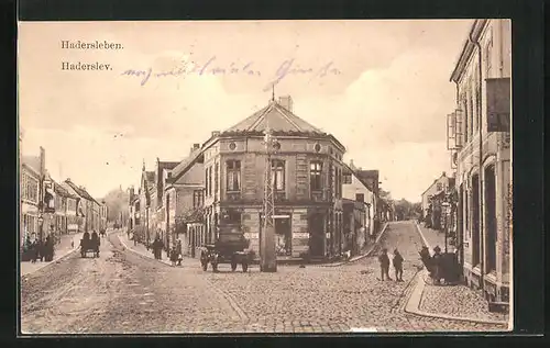 AK Hadersleben /Haderslev, Strassenpartie mit Passanten