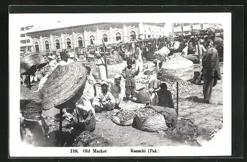 Foto-AK Karachi, Junge Händler auf altem Markt
