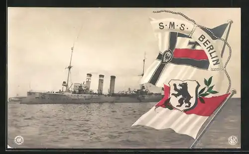 AK Kriegsschiff S.M.S. Berlin vor Anker liegend, Reichsfahne