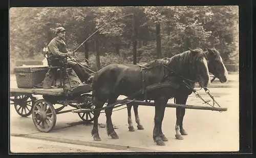 Foto-AK Mann mit Zigarette auf Pferdegespann