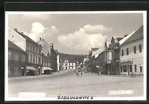 AK Zidlochovice, Strassenpartie mit Geschäften