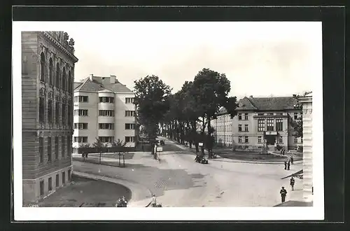 AK Wischau / Vyskov, Bezirksbehörde, Strassenpartie mit Passanten