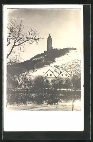 Foto-AK Stramberk, Schlittenfahrer, Turm auf Berg