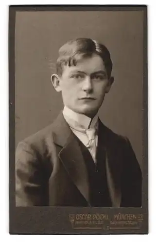 Fotografie Oscar Pöckl, München, Dachauerstr. 6, Portrait Bursche im Anzug mit Krawatte