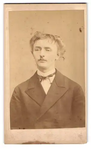 Fotografie August Ducrue, Landshut, Portrait junger Herr im Anzug