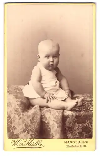 Fotografie W. Müller, Magdeburg, Tischlerbrücke 34, niedliches Baby auf Decke sitzend