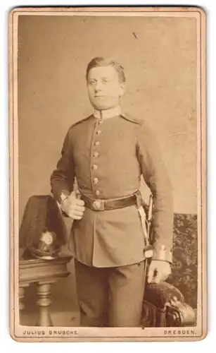 Fotografie Julius Grusche, Dresden, Bautznerstr. 39, Garde-Soldat in Uniform nebst Pickelhaube Sachsen mit Paradebusch