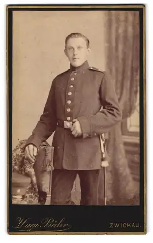 Fotografie Hugo Bähr, Zwickau, Kaiser Wilhelm Platz 31, Soldat in Uniform mit Bajonett & Schlagband
