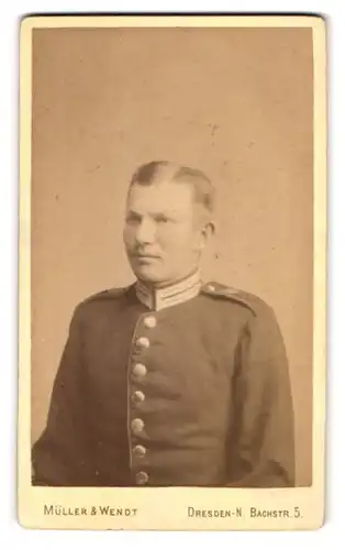 Fotografie Müller & Wendt, Dresden, Bachstr. 5, Portrait Garde-Soldat in Uniform