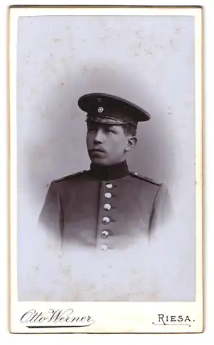 Fotografie Otto Werner, Riesa, Kastanienstr. 81, Portrait Soldat in Uniform mit Schirmmütze