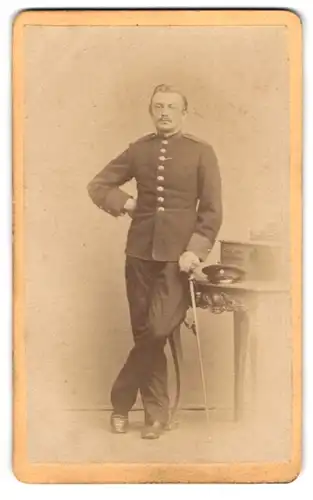 Fotografie C. Engelmann, Dresden, Bautznerstr. 52a, Soldat in Uniform mit Säbel & Schirmmütze