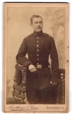 Fotografie Scheithauer & Giese, Zwickau i. S., Äussere Plauensche Str. 24, Soldat in Uniform nebst Schirmmütze