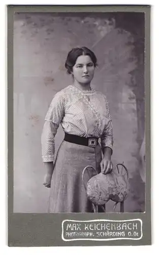 Fotografie Max Reichenbach, Schärding /O.-Oe., Bahnhofstrasse 183, Portrait junge Dame in Bluse u. Rock