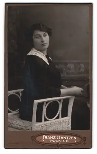 Fotografie Franz Jantzen, Pocking, Portrait junge Dame in eleganter Kleidung