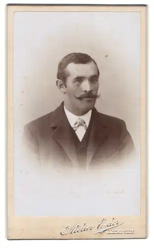 Fotografie Atelier Eder, Kempten, Portrait eleganter Herr mit Moustache