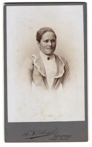 Fotografie F. X. Siegel, Kempten, Portrait junge Dame im Kleid
