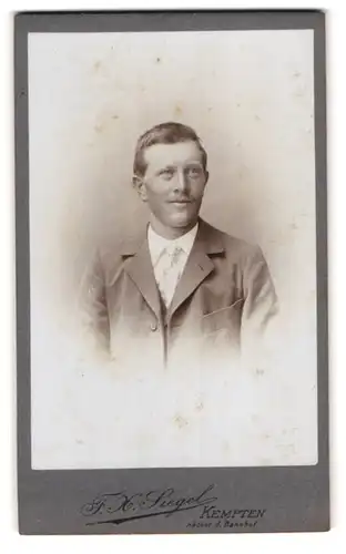 Fotografie F. X. Siegel, Kempten, Portrait junger Herr im Anzug mit Krawatte