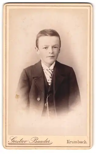 Fotografie Gustav Baader, Krumbach bei Augsburg, Portrait junger Mann im Anzug mit Krawatte