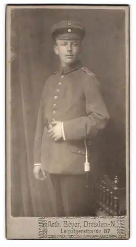 Fotografie Arth. Beyer, Dresden-N., Leipzigerstrasse 87, Portrait Soldat in Uniform mit Schirmmütze