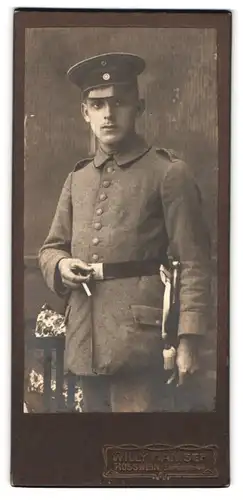 Fotografie Willy Hanisch, Rosswein, Gartenstrasse 44, Portrait Soldat in Uniform mit Schirmmütze