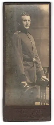 Fotografie Walter Jaeger, Bischofswerda, Portrait Soldat in Uniform mit Schirmmütze