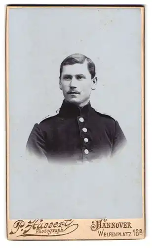 Fotografie P. Hassert, Hannover, Welfenplatz 16 a, Portrait Soldat in Uniform
