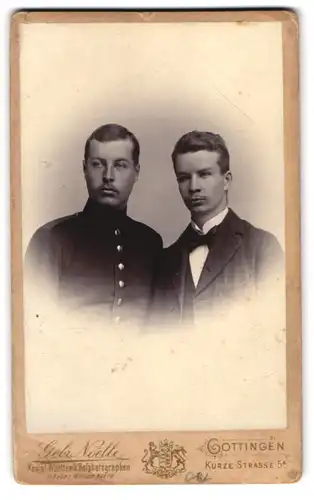 Fotografie Gebr. Noelle, Göttingen, Kurze-Strasse 5 a, Portrait Soldat in Uniform u. junger Herr im Anzug mit Fliege