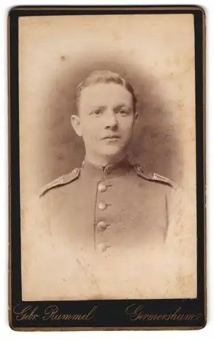 Fotografie Gebrüder Rummel, Germersheim, Portrait Soldat in Uniform