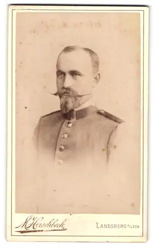 Fotografie M. Hirschbeck, Landsberg a /Lech, Portrait Soldat in Uniform mit Zwirbelbart