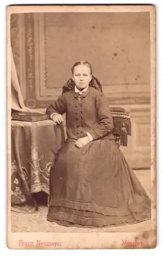 Fotografie Franz Neumayer, München, Neuhauserstrasse 29, Portrait modisch gekleidete Dame mit Kreuzkette