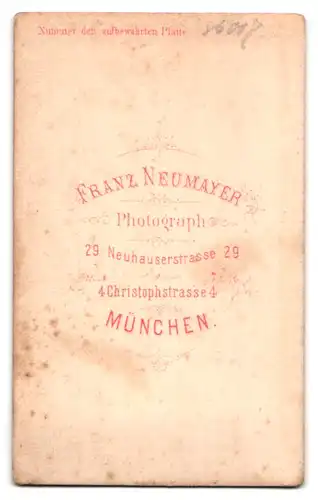 Fotografie Franz Neumayer, München, Neuhauserstrasse 29, Portrait modisch gekleidete Dame mit Kreuzkette