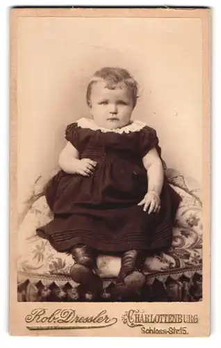 Fotografie R. Dressler, Berlin-Charlottenburg, Schloss-Str. 15, Portrait kleines Mädchen im Kleid