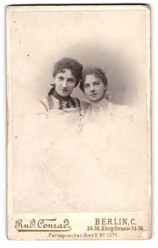 Fotografie Rud. Conrad, Berlin-C., Königstrasse 34-36, Portrait zwei junge Damen in Kleidern