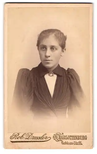Fotografie R. Dressler, Berlin-Charlottenburg, Schloss-Strasse 15, Portrait junge Dame mit zurückgebundenem Haar