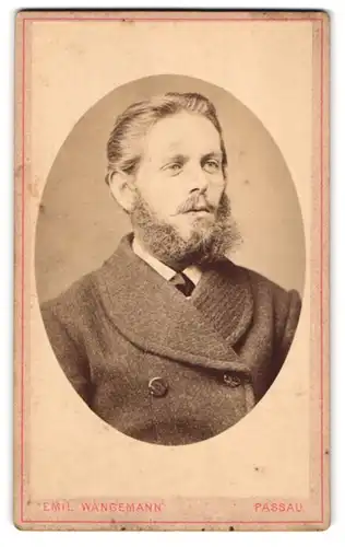 Fotografie Emil Wangemann, Passau, Portrait junger Herr im Mantel mit Backenbart