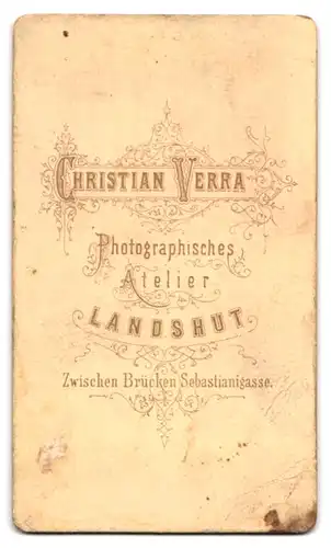 Fotografie Christan Verra, Landshut, Zwischen Brücken u. Sebastianigasse, Portrait junge Dame mit Kragenbrosche