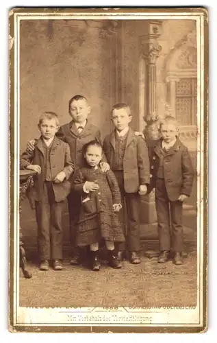 Fotografie Theodor List, Schaerding-Obernberg a. Inn, Schlossgasse 5, Portrait kleines Mädchen u. vier Jungen