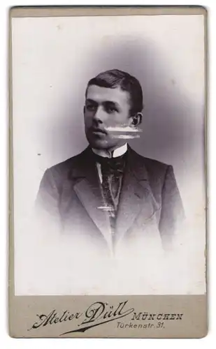 Fotografie Atelier Düll, München, Türkenstrasse 31, Portrait junger Herr im Anzug mit Krawatte