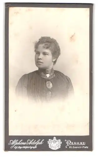 Fotografie Alphons Adolph, Passau, K. Exerzierplatz, Portrait junge Dame mit zurückgebundenem Haar