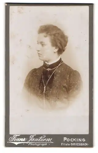 Fotografie Franz Jantzen, Pocking, Portrait junge Dame in hübscher Kleidung