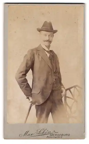 Fotografie Max Schön, Merseburg, Rossmarkt 2, Portrait junger Herr im Anzug mit Zwirbelbart