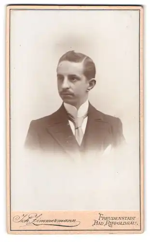 Fotografie Joh. Zimmermann, Freudenstadt, Portrait eleganter Herr mit Oberlippenbart