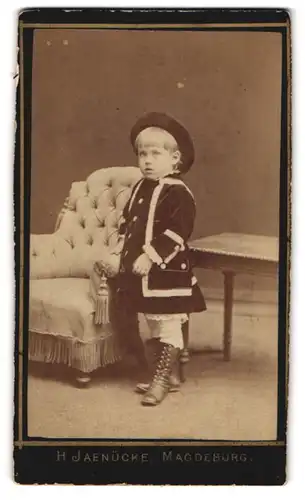Fotografie H. Jaenücke, Magdeburg, Kaiserstrasse 94, Portrait Kind in modischer Kleidung