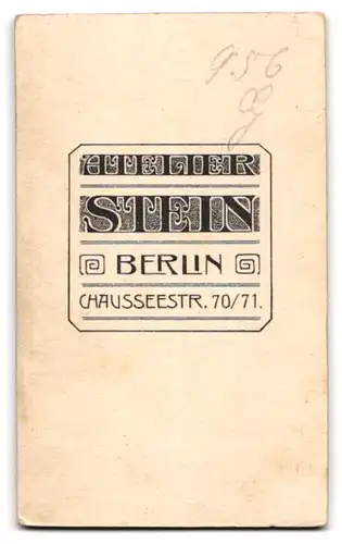 Fotografie Atelier Stein, Berlin, Chausseestrasse 70-71, Portrait bürgerliche Dame mit einem Buch