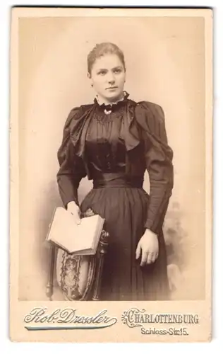 Fotografie R. Dressler, Berlin-Charlottenburg, Schloss-Strase 15, Portrait junge Daem im Kleid mit Buch