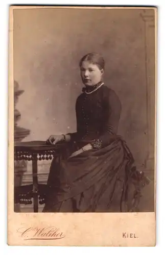 Fotografie C. Walther, Kiel, Annenstrasse 62, Portrait junge Dame in hübscher Kleidung