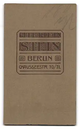 Fotografie Atelier Stein, Berlin, Chausseestrasse 70-71, Portrait süsses Kleinkind sitzt auf Fell