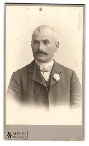 Fotografie Wertheim, Berlin, Rosenthalerstrasse, Portrait bürgerlicher Herr mit Schnauzbart