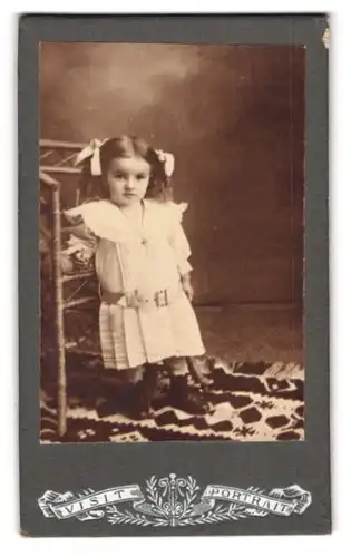 Fotografie unbekannter Fotograf und Ort, Visit-Portrait kleines Mädchen im modischen Kleid