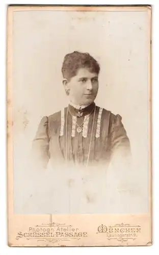 Fotografie Carl Stuhler u. Ludwig Fritsch, München, Kaufingerstrasse 9, Portrait junge Dame im Kleid mit Halskette